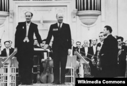Дирижер Евгений Мравинский и Прокофьев на премьере 6-й симфонии. Ленинград, октябрь 1947 года