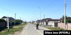 Дети едут на велосипеде в селе Оргебас. Мактааральский район Туркестанской области. 28 мая 2024 года