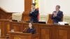 Președinta R. Moldova, Maia Sandu, este aplaudată după un discurs în plenul Parlamentului, 17 martie 2023