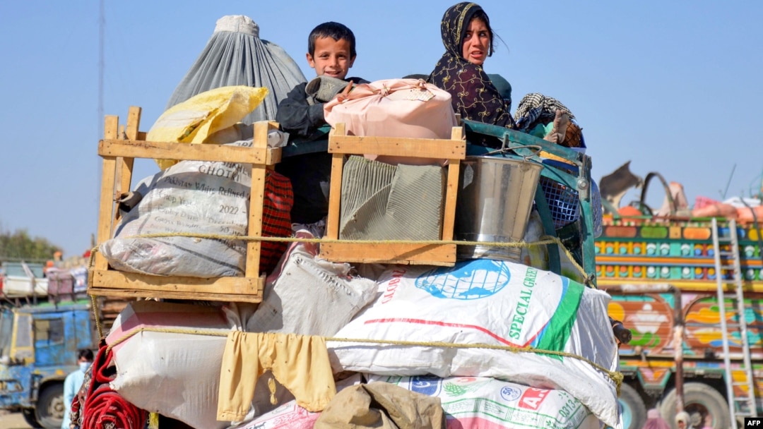Afghan refugees arrive from Pakistan at the Afghanistan-Pakistan border in December 2023.