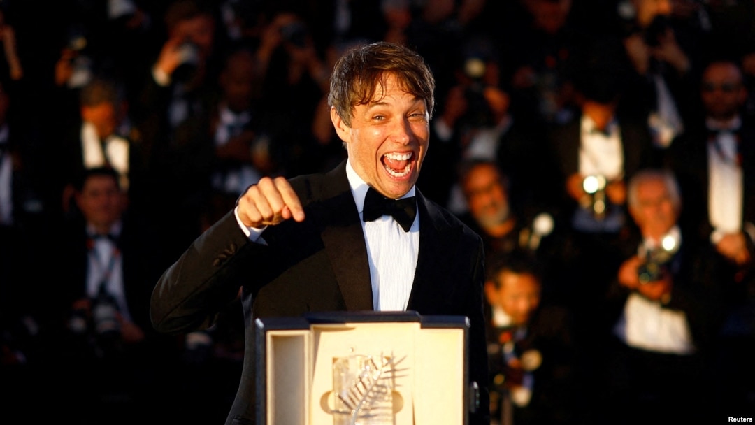 Sean Baker, regizorul filmului „Anora”, pe scenă la Cannes. 