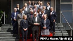 Visoki predstavnik Christian Schmidt (prvi red u sredini) s ambasadorima koji čine Upravni odbor Vijeća za provedbu mira u BiH
