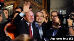 Pe 22 noiembrie, Traian Băsescu se califică în cel de-al doilea tur de scrutin al alegerilor prezidențiale. Se va confrunta cu Mircea Geoană și va câștiga un nou mandat pe 6 decembrie 2009.