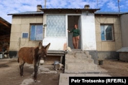 Работница крестьянского хозяйства Куляш на крыльце своего дома. Алматинская область, 3 февраля 2023 года