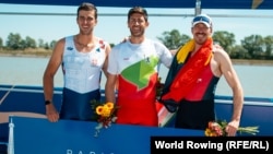 Кристиан Василев (в средата) позира заедно със състезаващия се за Сърбия руснак Николай Пименов (вляво) и белгиеца Тим Брис, след като тримата спечелиха квоти за Олимпиадата в Париж, 28 април 2024 г.