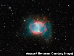 Планетарная туманность "Гантель" М27. Звезда в ходе своей эволюции сбросила свои газовые оболочки, которые разлетаются во все стороны, что бы со временем стать частью других, новых звезд. Снято в 30км от Новосибирска