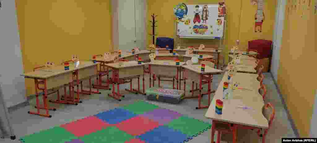 O sală pentru elevii de școală primară.