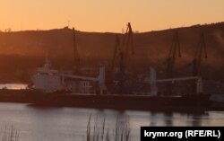 Сухогруз SAN COSMAS в порту Феодосии, 28 декабря 2023 года