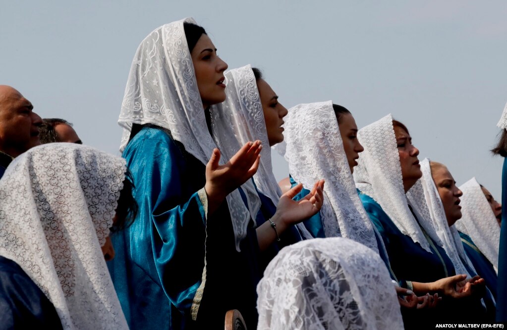 Le donne armene partecipano alla giornata di preghiera.