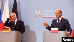 Олаф Шольц и Дональд Туск на пресс-конференции в Варшаве, 2 июля 2024 года 