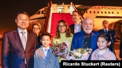 Președintele Braziliei, Luiz Inácio Lula, împreună cu soția sa, Rosangela „Janja” da Silva și cu vice-ministrul de externe chinez Xie Feng, la sosirea la Shanghai, prima etapă a vizitei oficiale în China, 13 aprilie 2023. 