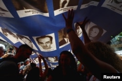 Baner sa slikama nestalih i ubijenih osoba tokom diktature u Argentini od 1976. do 1983. godine na demonstracijama u Buenos Airesu, 24. mart 2024.