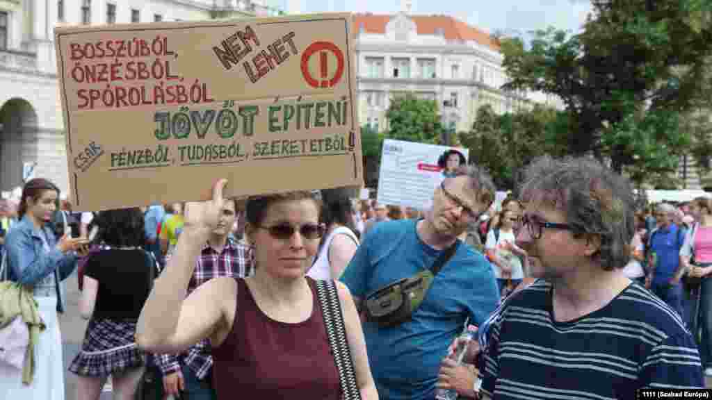 Sokan egyszerűen bosszútörvényként aposztrofálják a jogszabályt, amely lehetővé teszi például azt, hogy a tanárok átvezényelhetőek lesznek másik iskolába, de növelhető lesz a helyettesítések száma is, a végkielégítés mértéke pedig csökken.