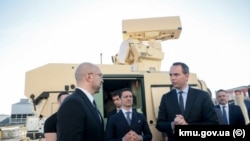 Прем’єр-міністр України Денис Шмигаль (л) на оборонному підприємстві Rheinmetall в Італії, 26 квітня 2023 року