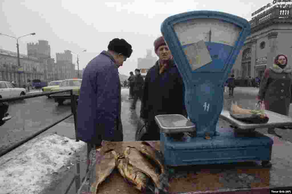 A fish stall in Minsk in January 1992 photographed after prices had quadrupled for the food staple. Like other newly independent post-Soviet countries, Belarus faced economic turmoil as it transitioned to the free market and crime and corruption ran rampant through the 1990s.