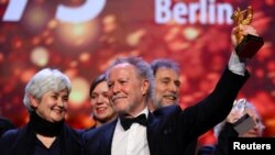 Reditelj Nicolas Philibert pozira sa Zlatnim medvjedom na ceremoniji dodjele nagrada na 73. Međunarodnom filmskom festivalu Berlinale u Berlinu, Njemačka, 25. februara 2023.