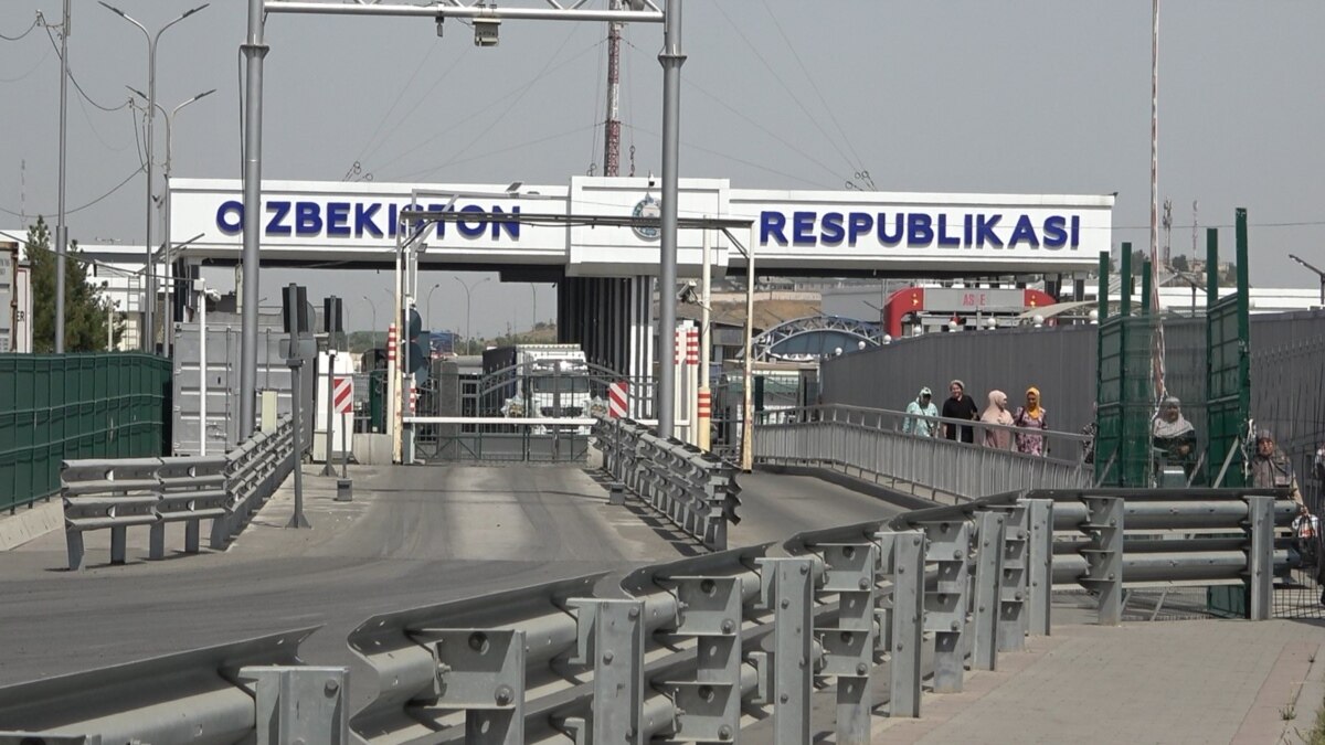 Водители грузовых фур в Оше пожаловались на трудности въезда в Узбекистан