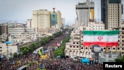 Gyászolók a néhai iráni elnök, Ebrahim Raiszi temetési szertartásán Mesedben 2024. május 23-án