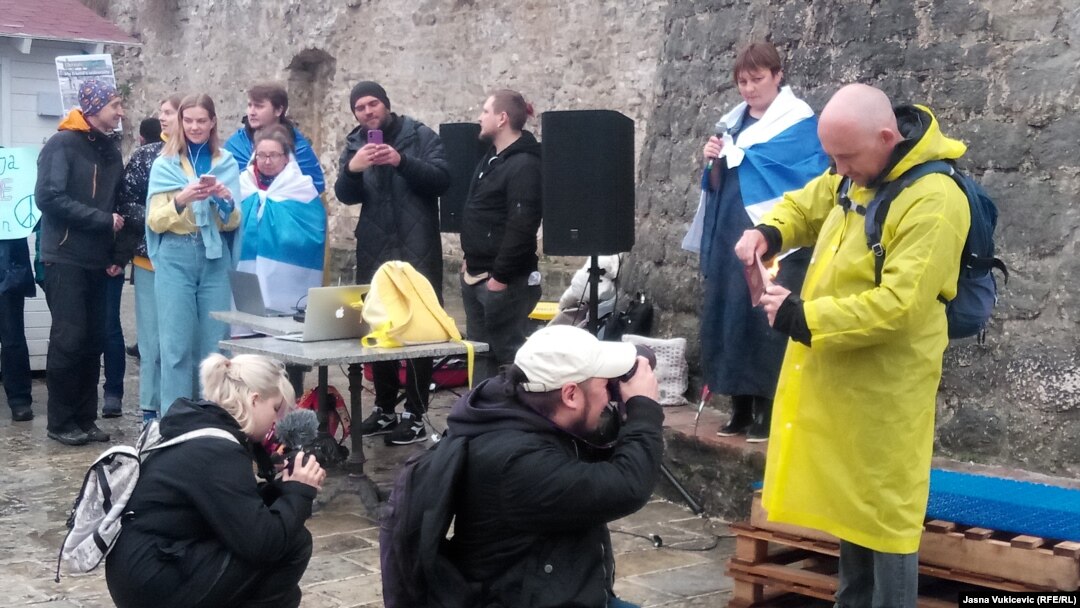  Damir Zainullin spaljuje svoj ruski pasoš na antiratnom protestu povodom godišnjice ruske agresije na Ukrajinu. Budva, 25. februar 2023. godine