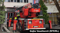 Banjalučki vatrogasci na licu mjesta gase požar, a još se ne znaju razmjere štete.