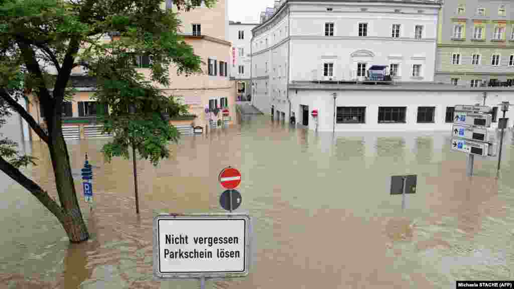 Parkolójegy váltására emlékeztető tábla egy elárasztott utcán Passau központjában 2024. június 4-én. A baden-württembergi rendőrség hétfőn közölte, hogy egy férfit és egy nőt holtan találtak a házuk pincéjében Schorndorfban. Egy negyvenhárom éves nő Schrobenhausen városában szintén a pincéjében fulladt vízbe,&nbsp;Pfaffenhofen an der Ilm városában egy önkéntes segítőt találtak holtan, miután felborult a gumicsónakja a mentési munkálatok közben