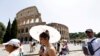 Turisti prolaze pored Koloseuma u Rimu, Italija, 17. juli 2023.