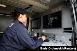 Žena upravlja termalnom kamerom dok pripadnici europske granične i obalne straže Frontex prisustvuju ceremoniji službenog početka zajedničke granične kontrole s makedonskom policijom u Skoplju 20. aprila 2023.