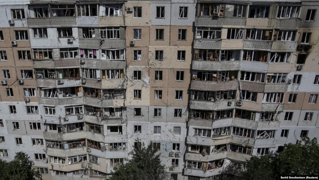 Un bloc de apartamente avariat în timpul unui atac masiv rusesc cu drone, pe fondul atacului Rusiei asupra Ucrainei, Odesa, Ucraina, 10 iunie 2023. 