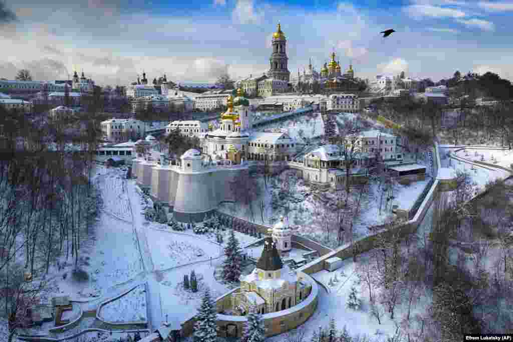 Киево-Печерская лавра &mdash; монастырский комплекс, которому почти тысяча лет. Он расположен в центре украинской столицы &nbsp;