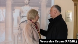 Igor Dodon și soția sa Galina pe holul judecătoriei Buiucani, primăvara 2023.