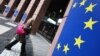 Një grua duke ecur pranë një flamuri evropian në ndërtesën e Parlamentit Evropian në Strasburg, më 24 prill 2024.