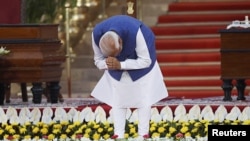 Naklon indijskog premijera Narendra Modija tokom ceremonije polaganja zakletve u predsjedničkoj palači u New Delhiju, Indija, 9. juna 2024. 