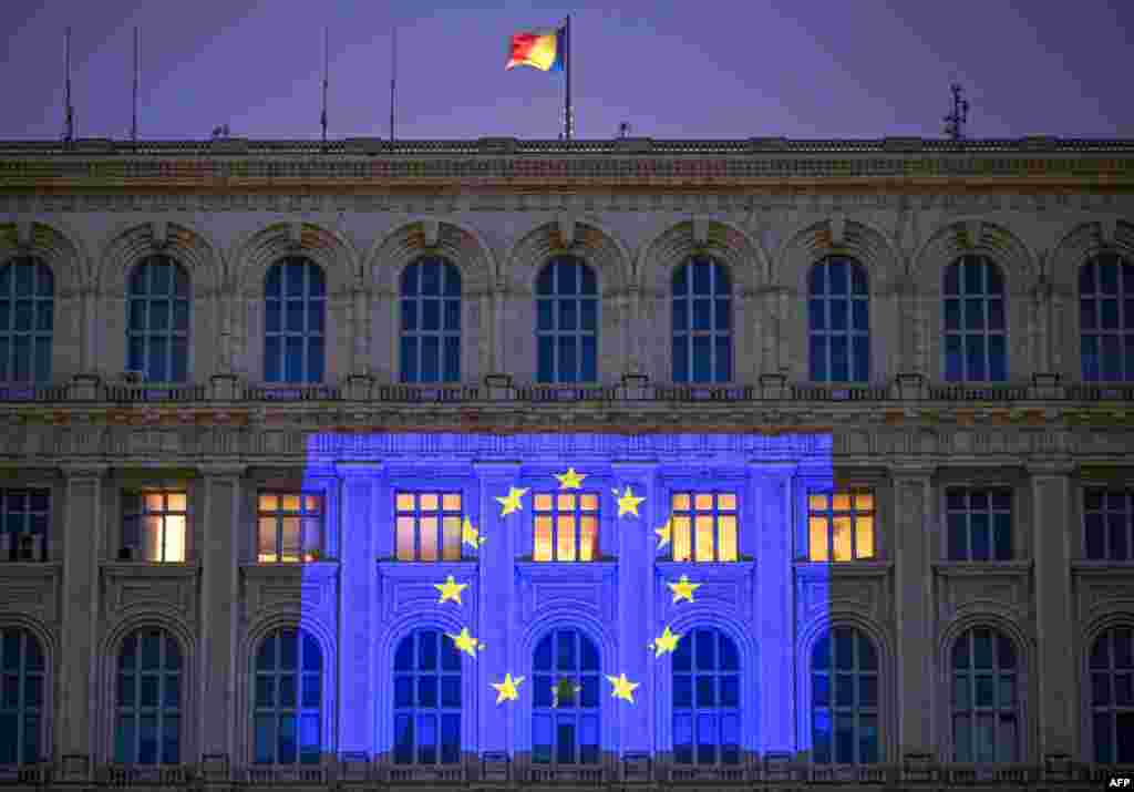 În România, miercuri seară a fost proiectat steagul Uniunii Europene pe clădirea Palatului Parlamentului din București.