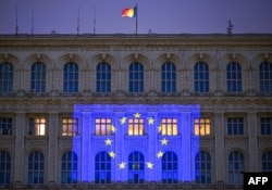  Знамето на Европейски Съюз е прожектирано на фасадата на румънския парламент в Букурещ в навечерието на Деня на Европа, 8 май 2024 година 