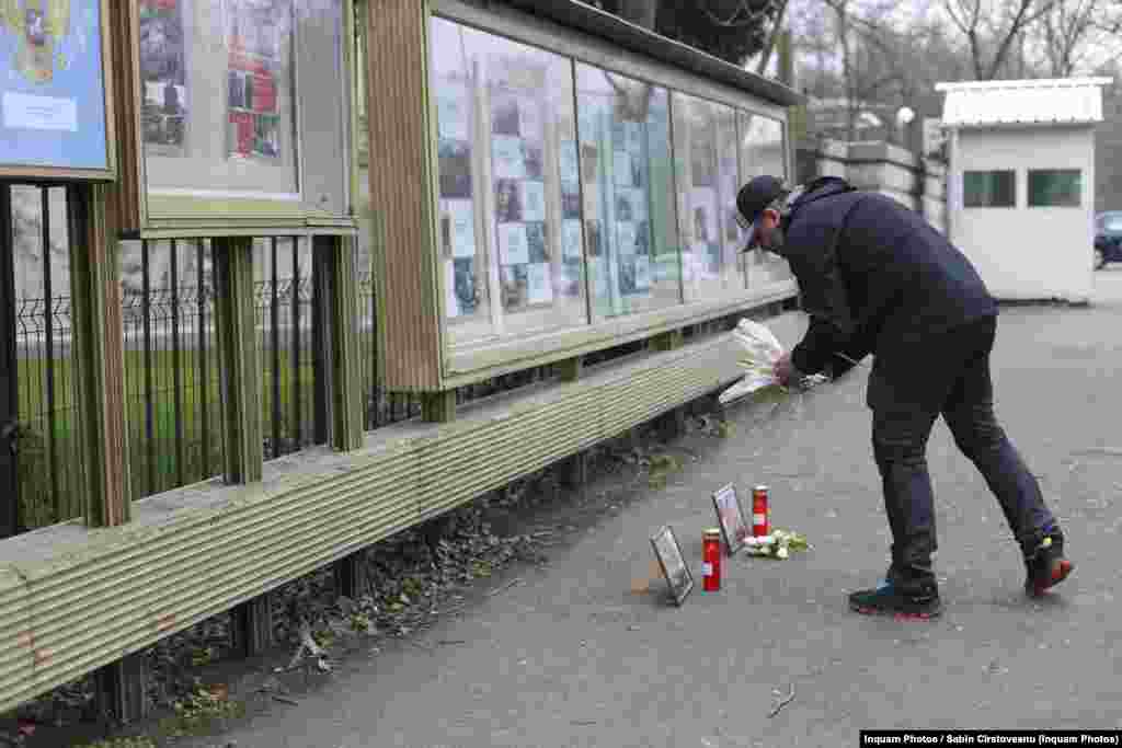La București, mai mulți cetățeni au mers sâmbătă la Ambasada Rusiei unde au adus flori și au aprins lumânări.&nbsp;