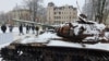 Спалены ва Ўкраіне расейскі танк, які паставілі на плошчы ў Рызе
