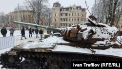 Спалены ва Ўкраіне расейскі танк, які паставілі на плошчы ў Рызе