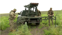 „Coșmarul pe roți”: Soldații ucraineni improvizează un nou vehicul de luptă
