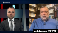 Бывший государственный министр Нагорного Карабаха Рубен Варданян (справа) дает интервью журналисту Радио Азатутюн Карлену Асланяну, 24 мая 2023 г.