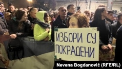 Građani, okupljeni na poziv dela opozicije, ispred sedišta RIK-a u Beogradu, 18. decembar 2023.