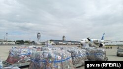 Utovar humanitarne pomoći za Gazu, Aerodrom Nikola Tesla, Beograd, Srbija, 10. maj 2024. 