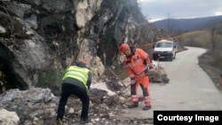Nadležne ekipe raščišćavaju cestu na regionalnom putu Nikšić - Krstac nakon odrona kamenja i stijena koji je uzrokovao zemljotres, Crna Gora, 14. marta 2024.