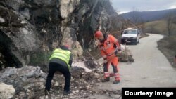 Pastrimi i gurëve nga rrëshqitjet e dheut pas tërmetit në rrugën rajonale Nikshiq - Krstac, në Mal të Zi, 14 mars 2024.