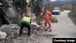 Pastrimi i gurëve nga rrëshqitjet e dheut pas tërmetit në rrugën rajonale Nikshiq - Krstac, në Mal të Zi.