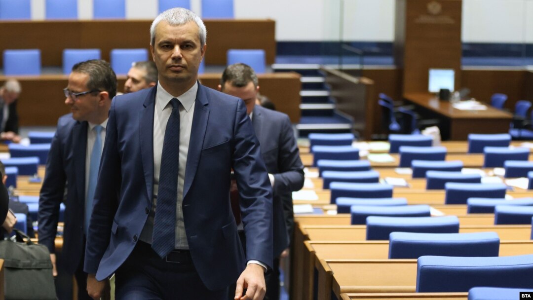 Лидерът на "Възраждане" Костадин Костадинов в парламента