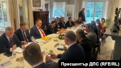 Снимката от срещата на съпредседателя на ДПС Делян Пеевски с представители на посолствата на страните членки в Европейския съюз