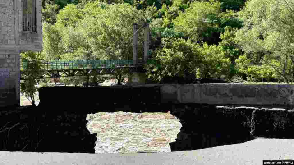 The damaged bridge at the base of the Debed River gorge, which links the two halves of Alaverdi. Local resident Gevorg Aslanian told RFE/RL that &ldquo;the evacuations were mainly carried out by local residents themselves.&rdquo;