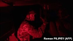 Українські військові команди снайперів «Привиди Бахмута» у броньованій машині поблизу Бахмута, вересень 2023 року
