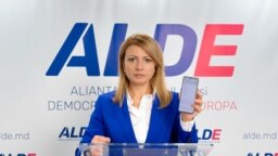  Spătaru susține că ar fi primit bani de la Ilan Șor și un telefon mobil, la care acesta îi dădea indicații. 