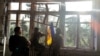 Военнослужащие ВСУ устанавливают флаг Украины на одном из домов в освобожденном поселке Благодатное Донецкой области